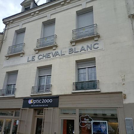 Le Cheval Blanc La Chartre Sur Le Loir Apartman Kültér fotó